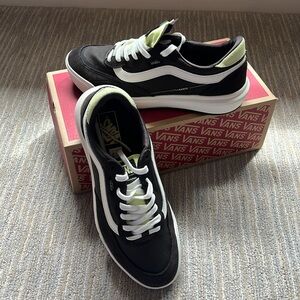 Vans Ultrarange 2.0 Sneakers- Men’s Size 10.5  Dark Brown and White